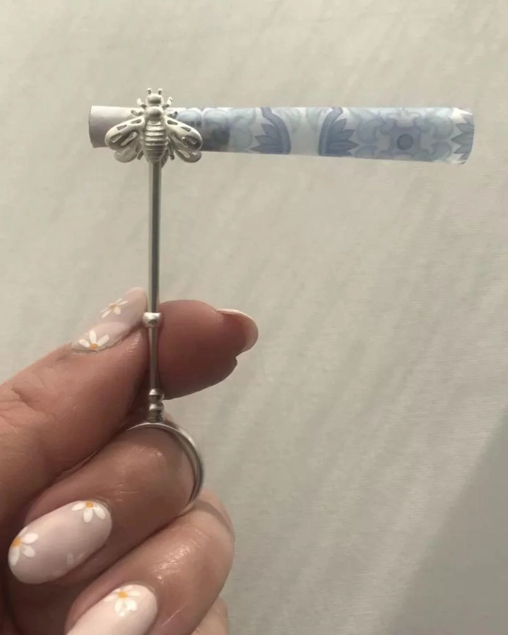 Bee Roach Clip - Image 4